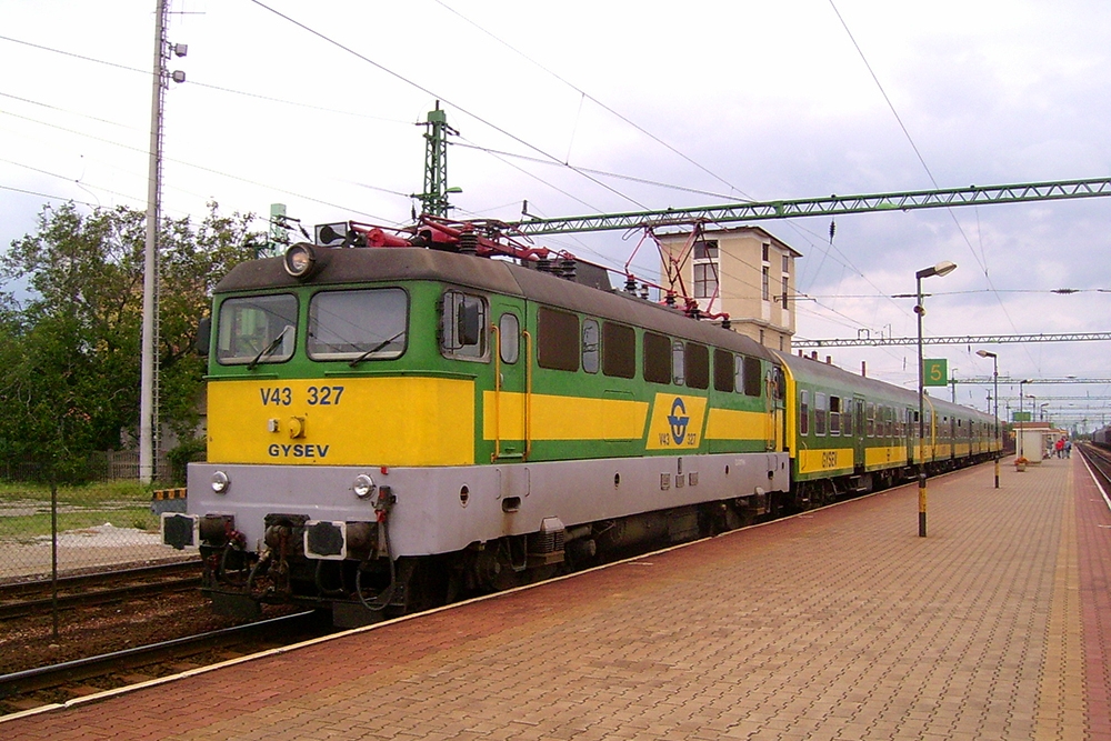 GySEV V43 327 mit Regionalzug in Richtung Sopron (Csorna, 07.08.2005)