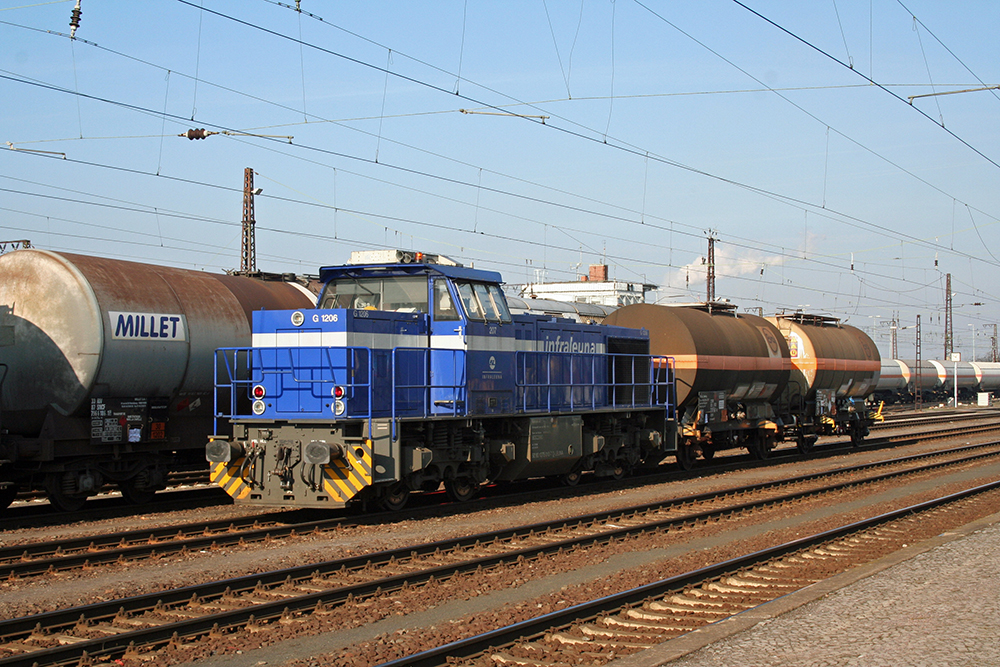 Lok 207 der infraLeuna mit sehr kurzem Kesselwagenzug (Grokorbetha, 09.02.2011)