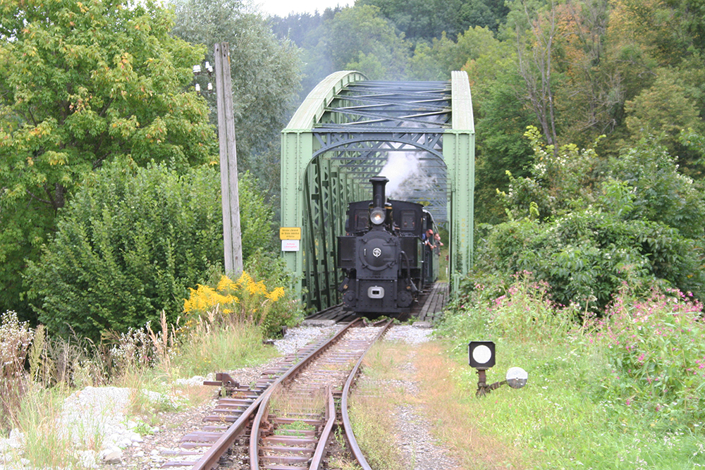 Lok 6 „Klaus“ der GEG/Steyrtalbahn mit einem Sonderzug nach Grnburg auf der Bahnbrcke ber die Steyr (24.08.2012)
