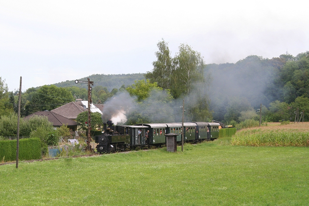 Lok 6 „Klaus“ der GEG/Steyrtalbahn mit einem Sonderzug nach Grnburg kurz vor Aschach an der Steyr (24.08.2012)