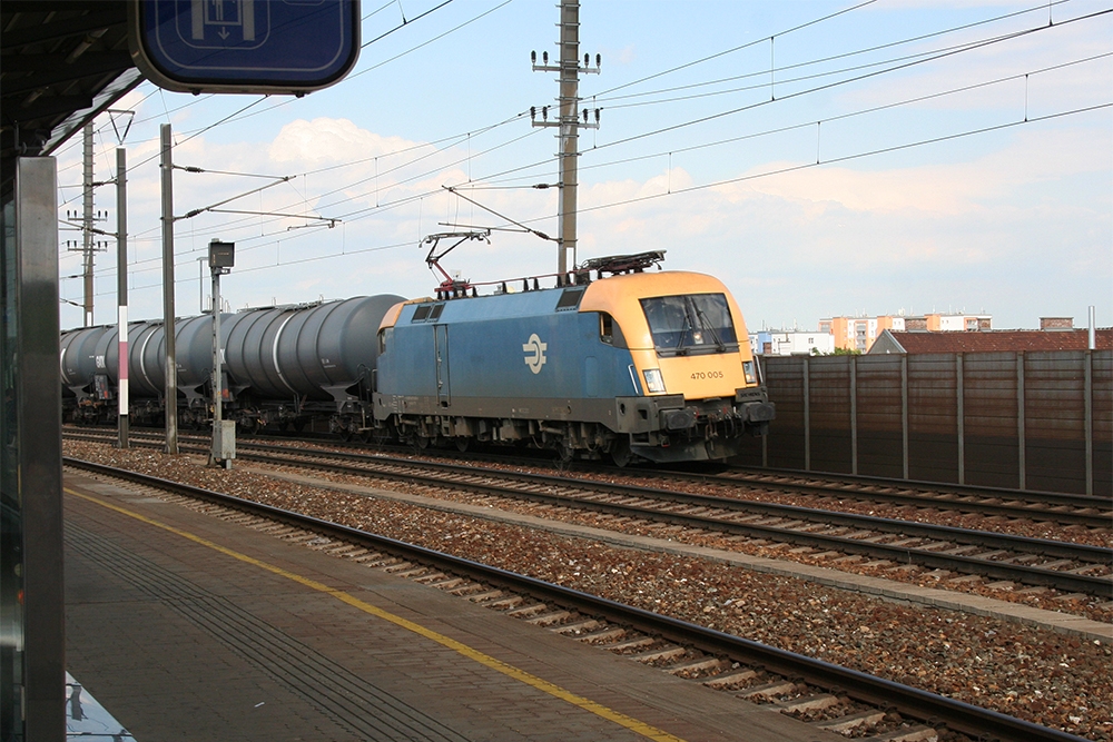 MAV 470 005 mit Kesselwagen in Richtung Kledering (Wien-Simmering, 08.08.2012)