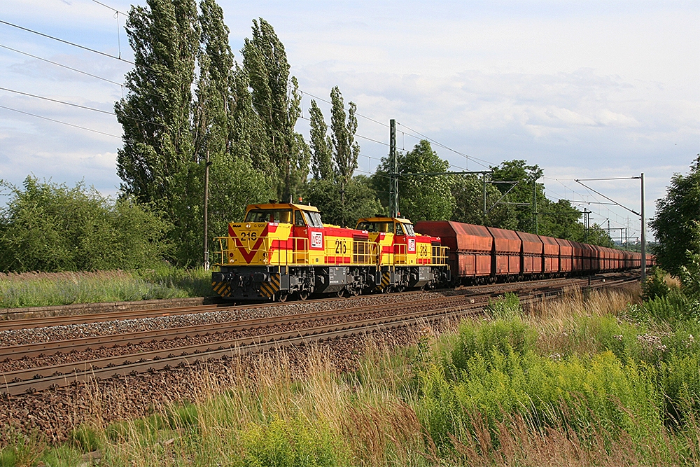 MEG 216 und MEG 218 mit dem Kohlependelzug in doppelter Wagenlnge von Whlitz nach Buna (Schkortleben, 11.07.2012)