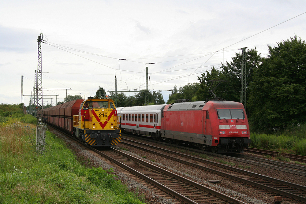 MEG 216 mit dem Kohlependel Whlitz – Buna, daneben 101 044 mit IC 2356 (Ostseebad Binz – Frankfurt/Main Flughafen) (Grokorbetha, 13.07.2012)