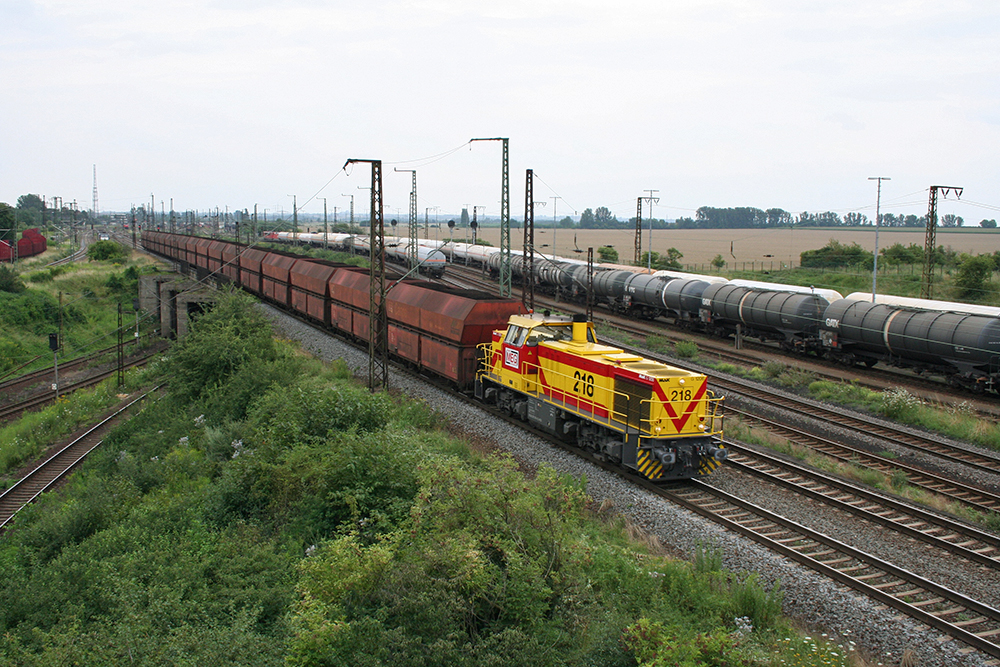 MEG-218 mit vollem Kohlependelzug von Whlitz nach Buna (Grokorbetha, 21.07.2011)