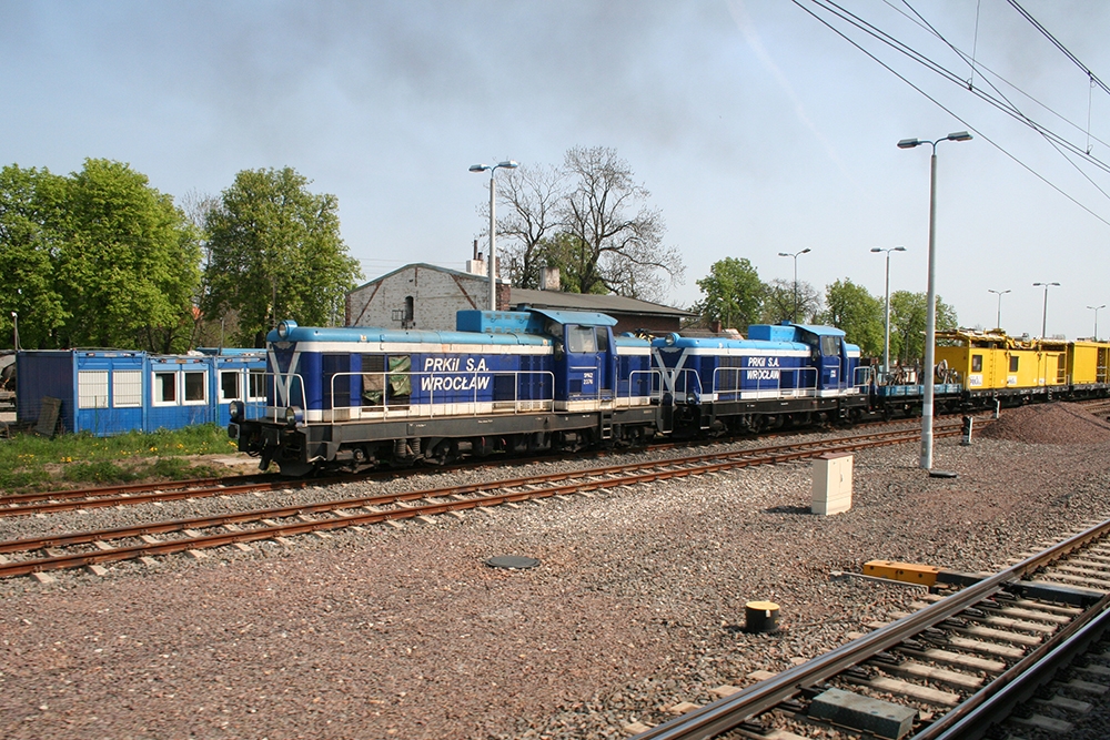 SM42 2376 und eine weitere SM42 mit einem Bauzug in Malczyce (23.04.2011)