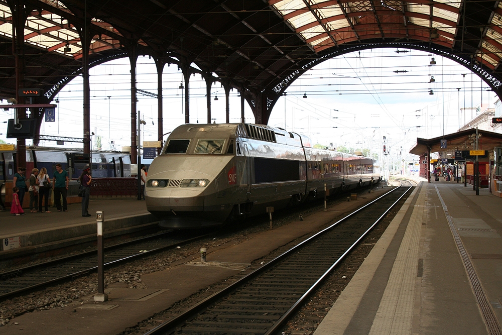 TGV Est Europen 504 als TGV 2431 (Paris Est – Strasbourg) bei der Einfahrt in Strasbourg (12.08.2011)