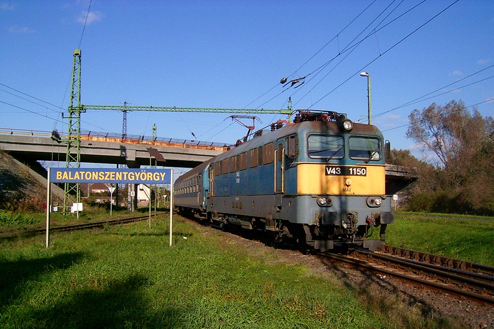 V43 1150 bei Einfahrt in Balatonszentgyrgy (16.10.2005)