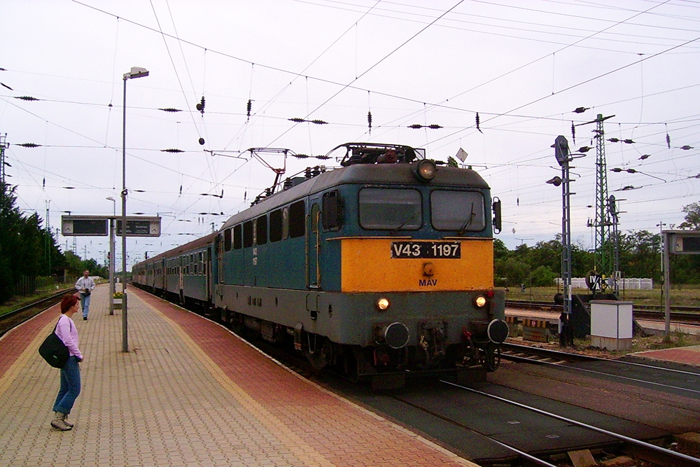V43 1197 mit einem Regionalzug aus Richtung Gyr (Hegyeshalom, 07.08.2005)