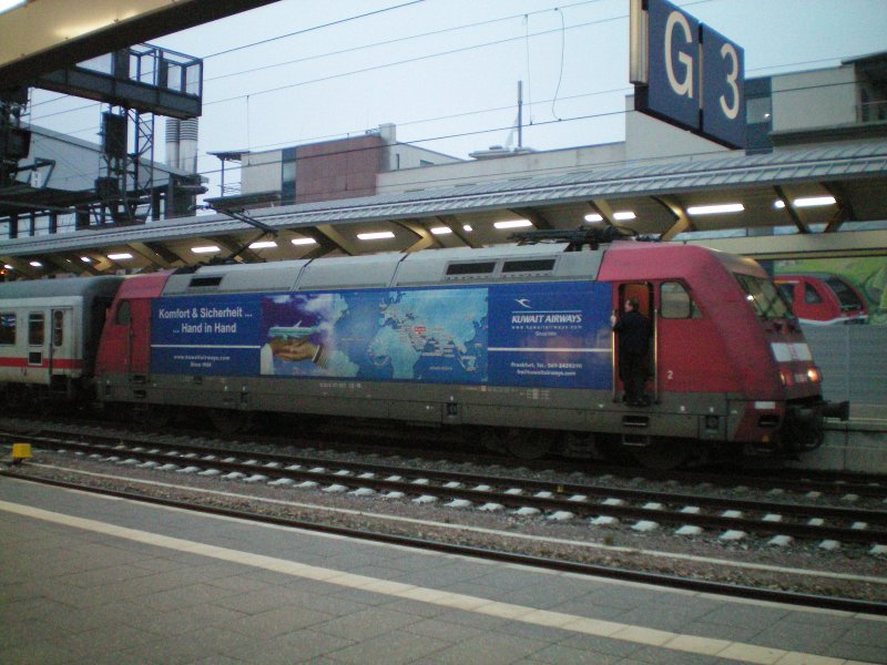 BR 101 der Kuvait Airways steht mit einem IC nach Ostseebad Binz.Februar 2009.(Martin)