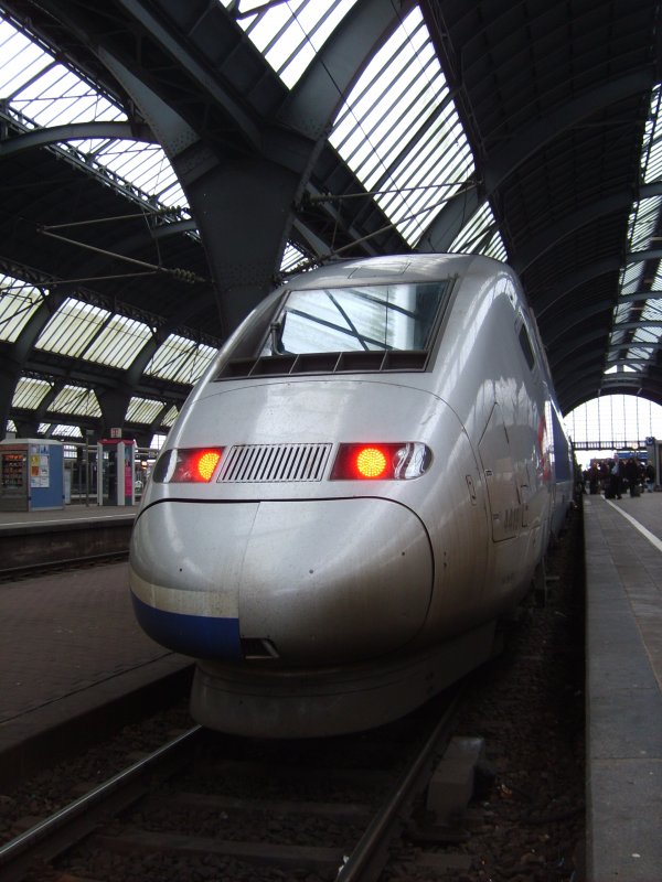 TGV-POS von Paris Est nach Stuttgart beim Halt im Karlsruher Hbf. M�rz 2009