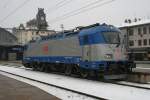 380 016 auf Rangierfahrt an ihren Zug (Praha hl.n., 25.01.2013)